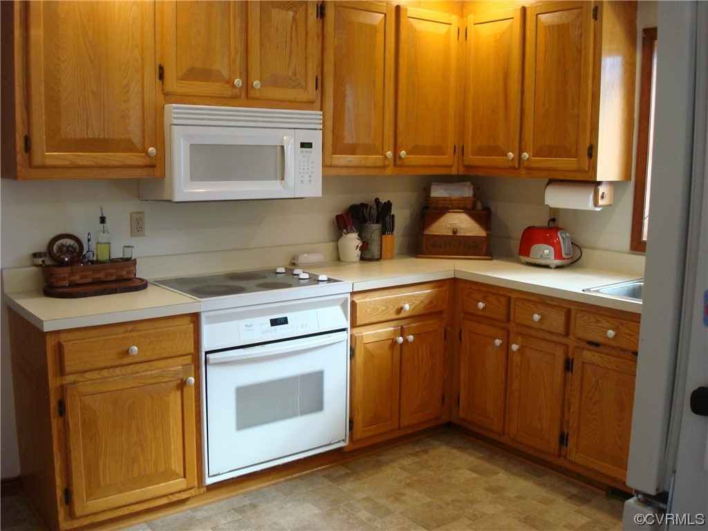 12803 Spring Run Road Chesterfield, VA 23832 - Photo 16 of 40 a kitchen with stainless steel appliances granite countertop a sink a stove and cabinets