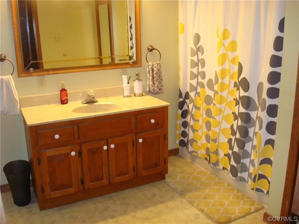 12803 Spring Run Road Chesterfield, VA 23832 - Photo 25 of 40 a bathroom with a sink and a mirror
