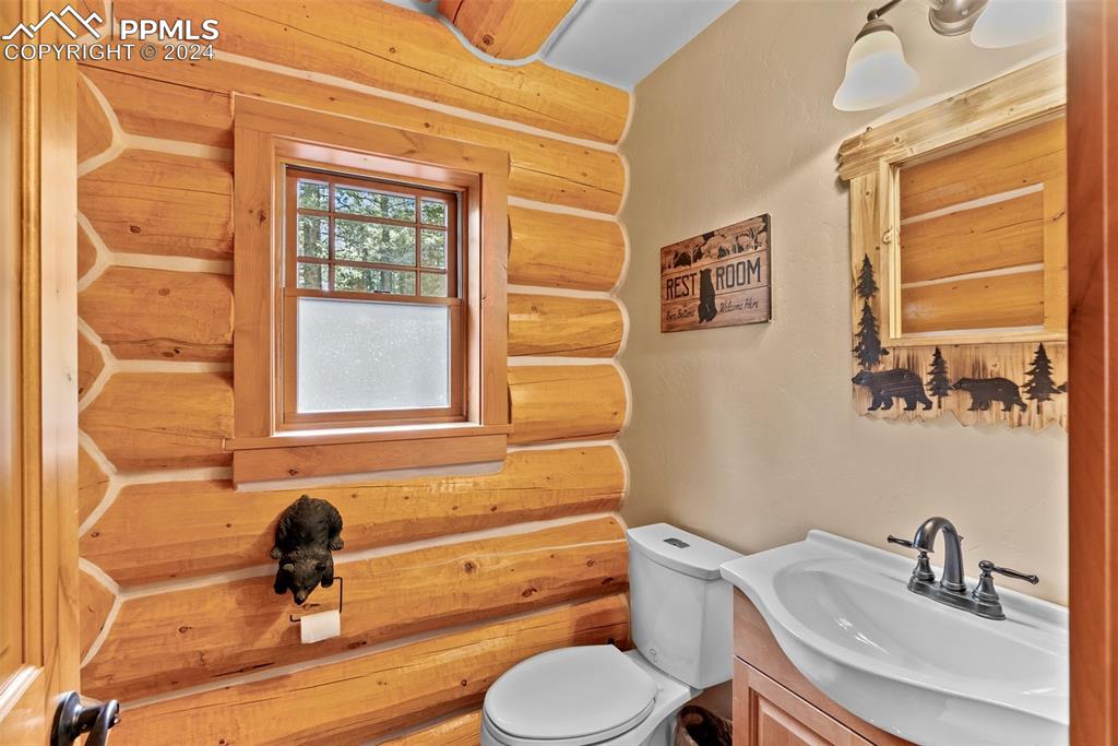 626 Stacker Drive Hartsel, CO 80449 - Photo 49 of 50 a bathroom with a sink a toilet and a tub