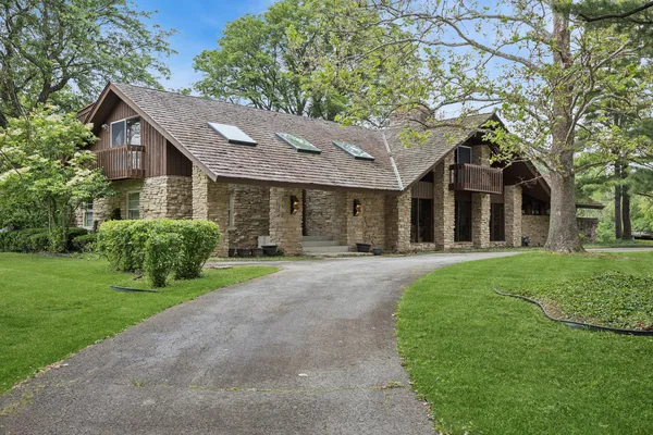 $900,000 | 8080 Wolf Road, Burr Ridge, IL 60527