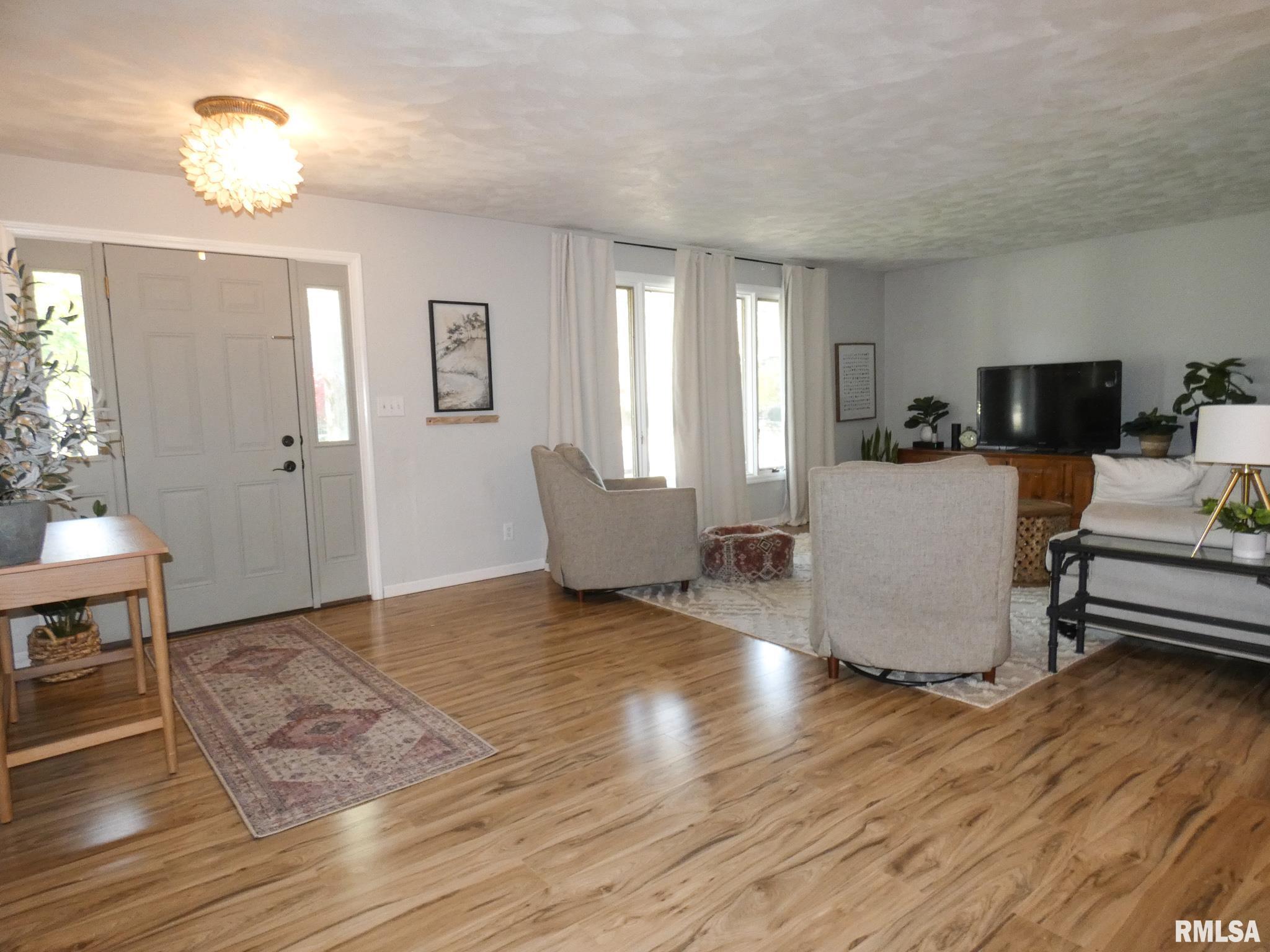 6732 North Post Oak Road Peoria, IL 61615 - Photo 3 of 31 Gallery Image 3
