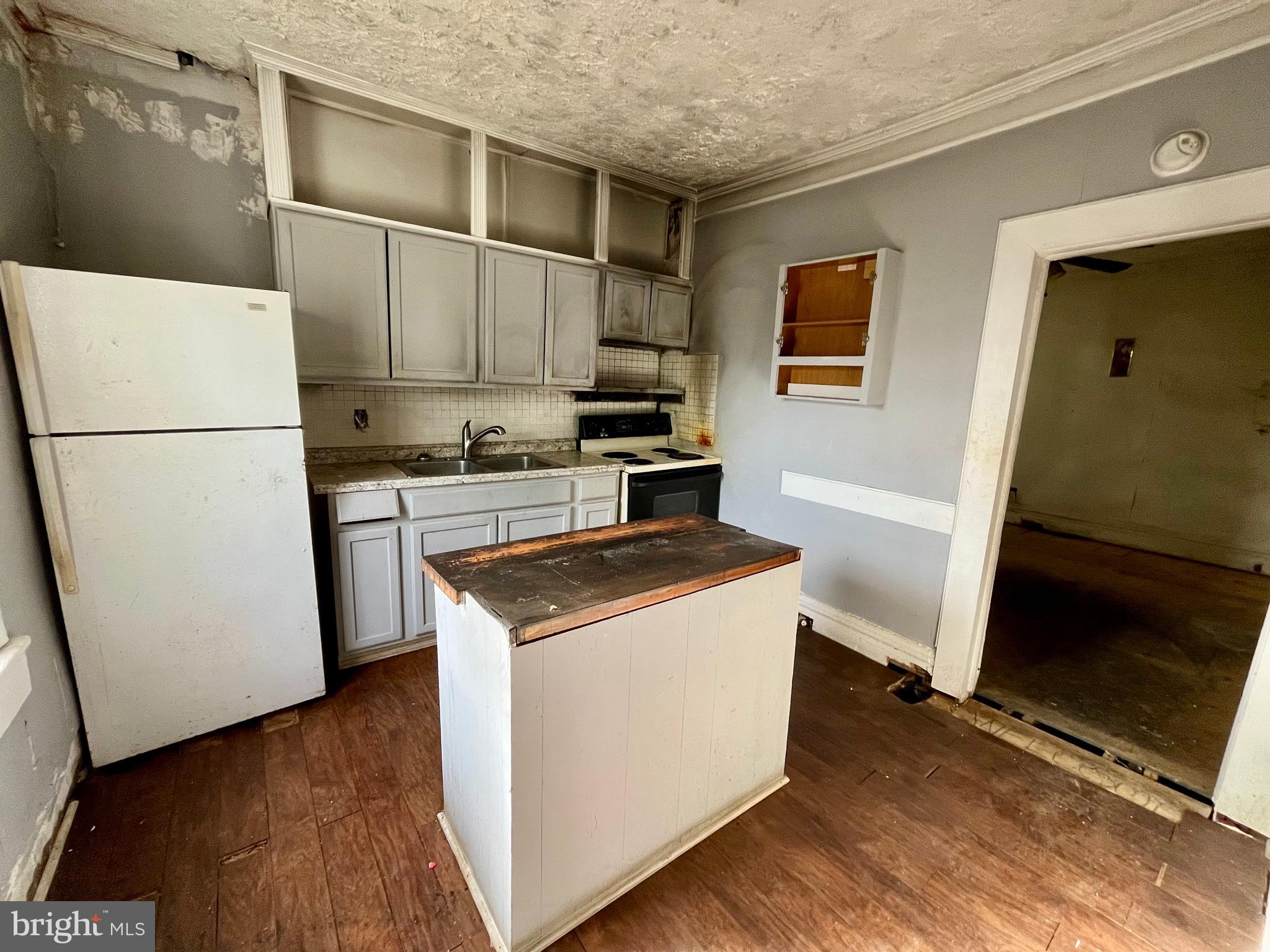 407 Carruthers Street Lexington, VA 24450 - Photo 12 of 29 a kitchen with a stove a refrigerator and a sink