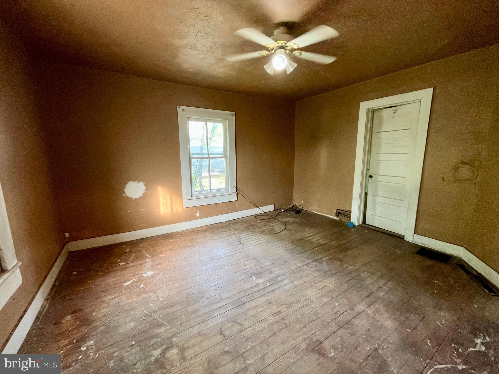 407 Carruthers Street Lexington, VA 24450 - Photo 13 of 29 an empty room with windows and fan