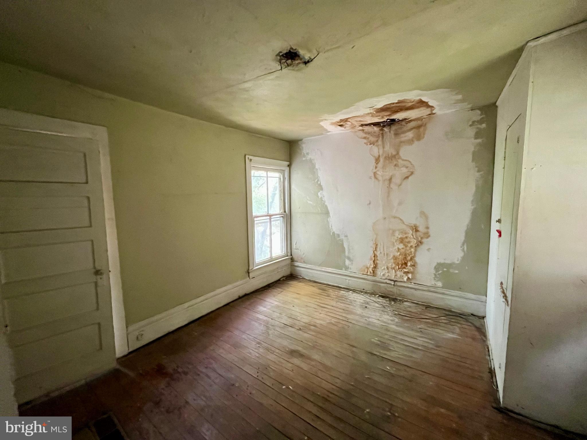 407 Carruthers Street Lexington, VA 24450 - Photo 18 of 29 an empty room with wooden floor and a window