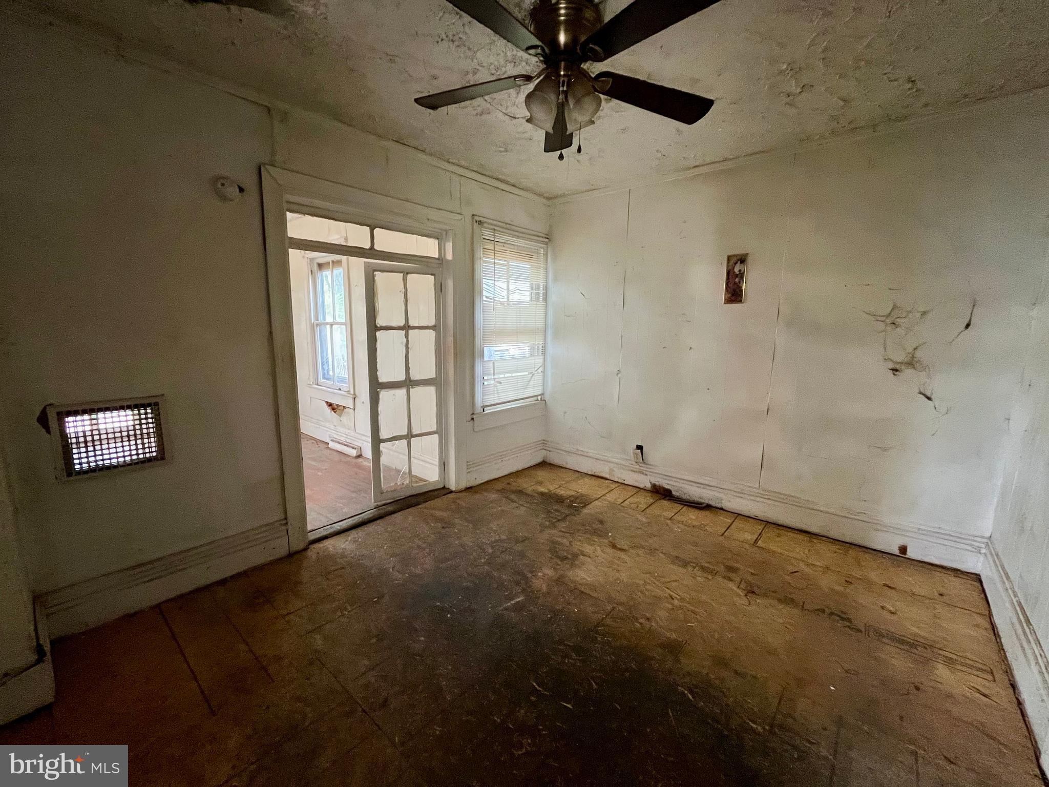 407 Carruthers Street Lexington, VA 24450 - Photo 7 of 29 en empty room with windows