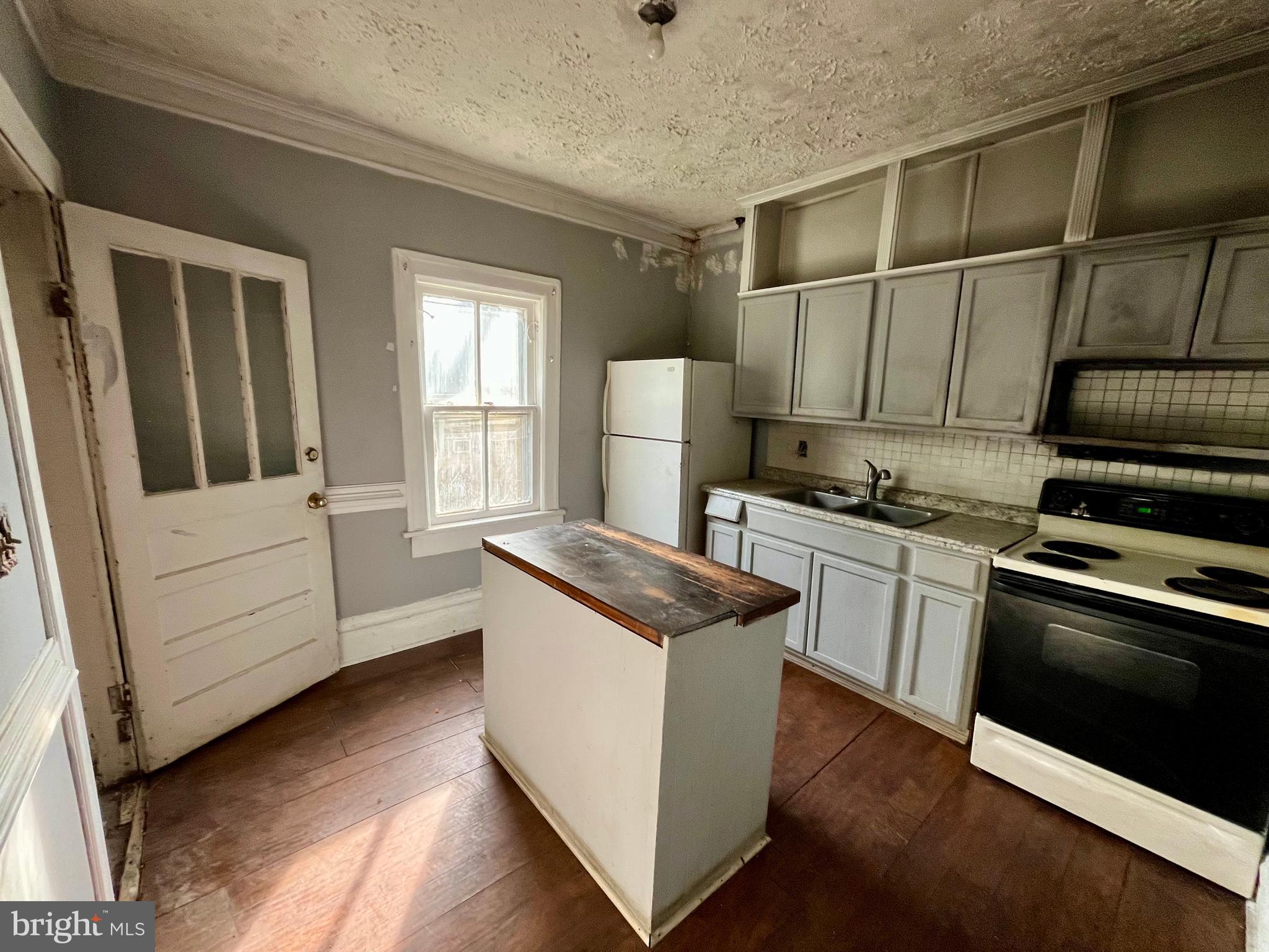 407 Carruthers Street Lexington, VA 24450 - Photo 10 of 29 a kitchen with granite countertop a sink and a stove top oven