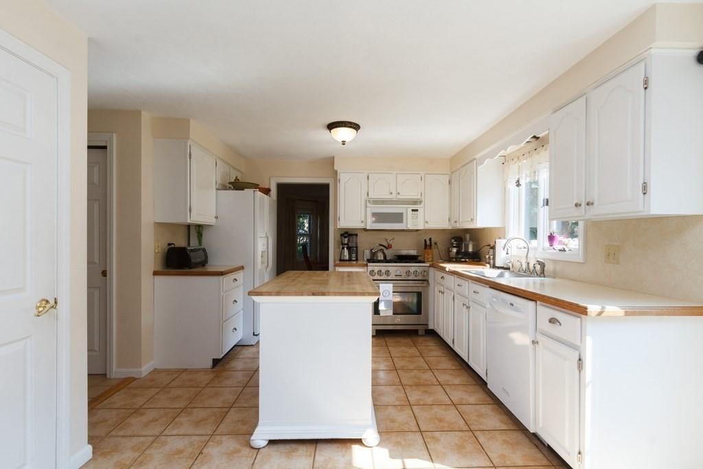 18 Thomas Road Berkley, MA 02779 - Photo 6 of 34 Gallery Image 6