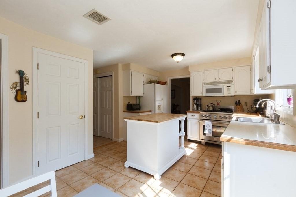 18 Thomas Road Berkley, MA 02779 - Photo 7 of 34 Gallery Image 7
