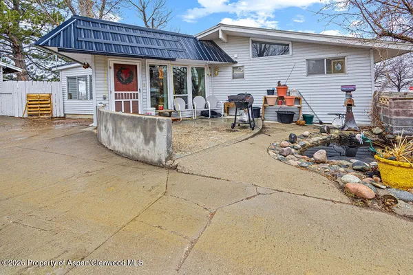 a view of a house with backyard and sitting area