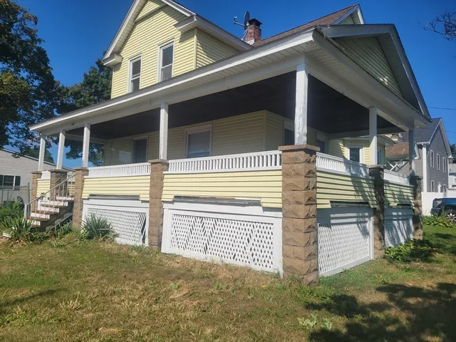 a view of a house with a yard