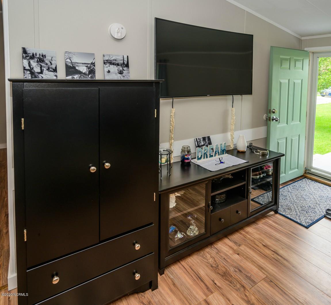 215 Wildlife Road New Bern, NC 28560 - Photo 15 of 23 Living room and front door