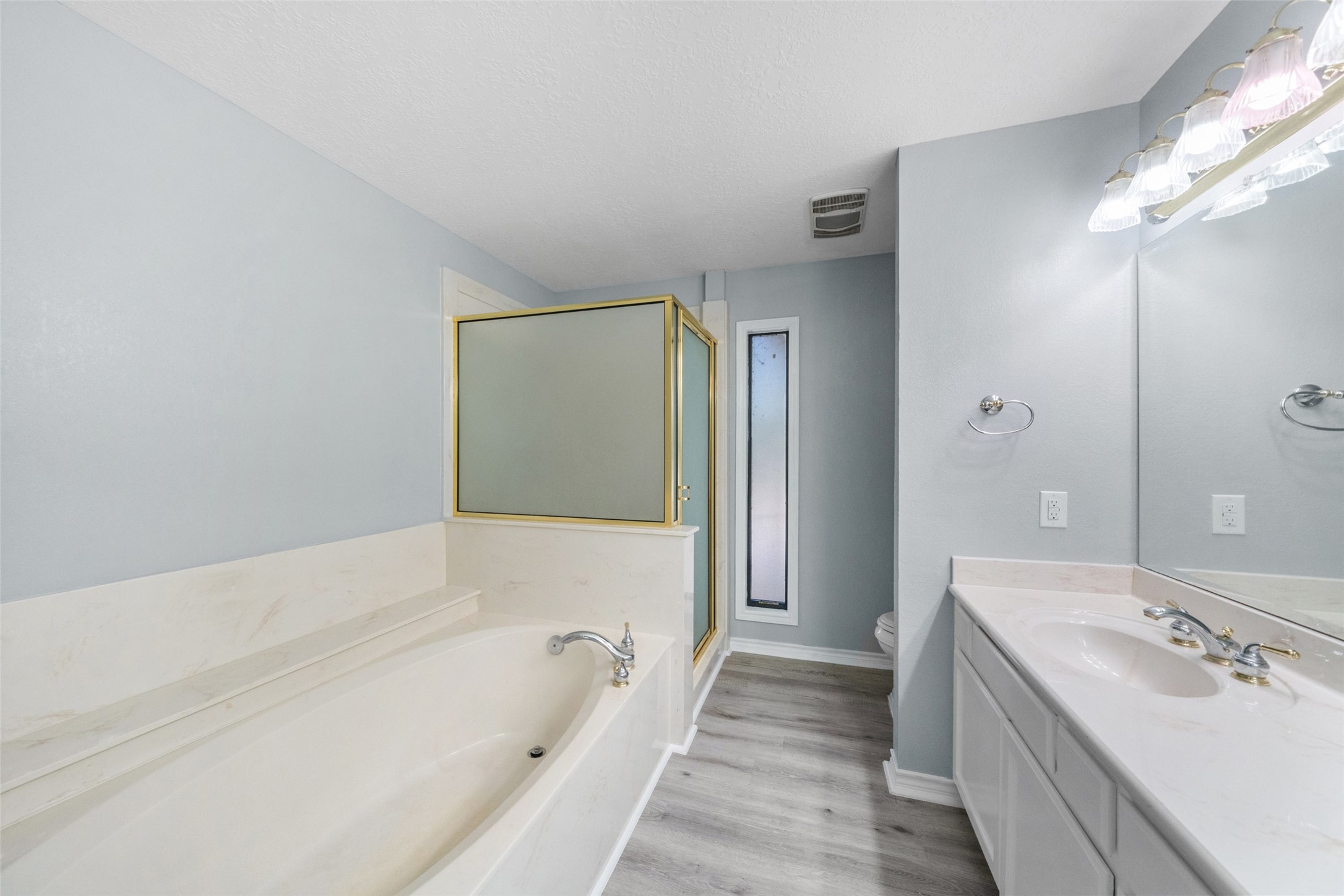 124 Timbo Trail Livingston, TX 77351 - Photo 12 of 45 a bathroom with a bathtub and a sink