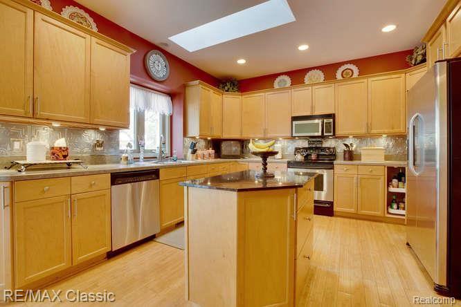 2165 Moorlands Howell, MI 48855 - Photo 15 of 36 Cook's Delight with a Skylight