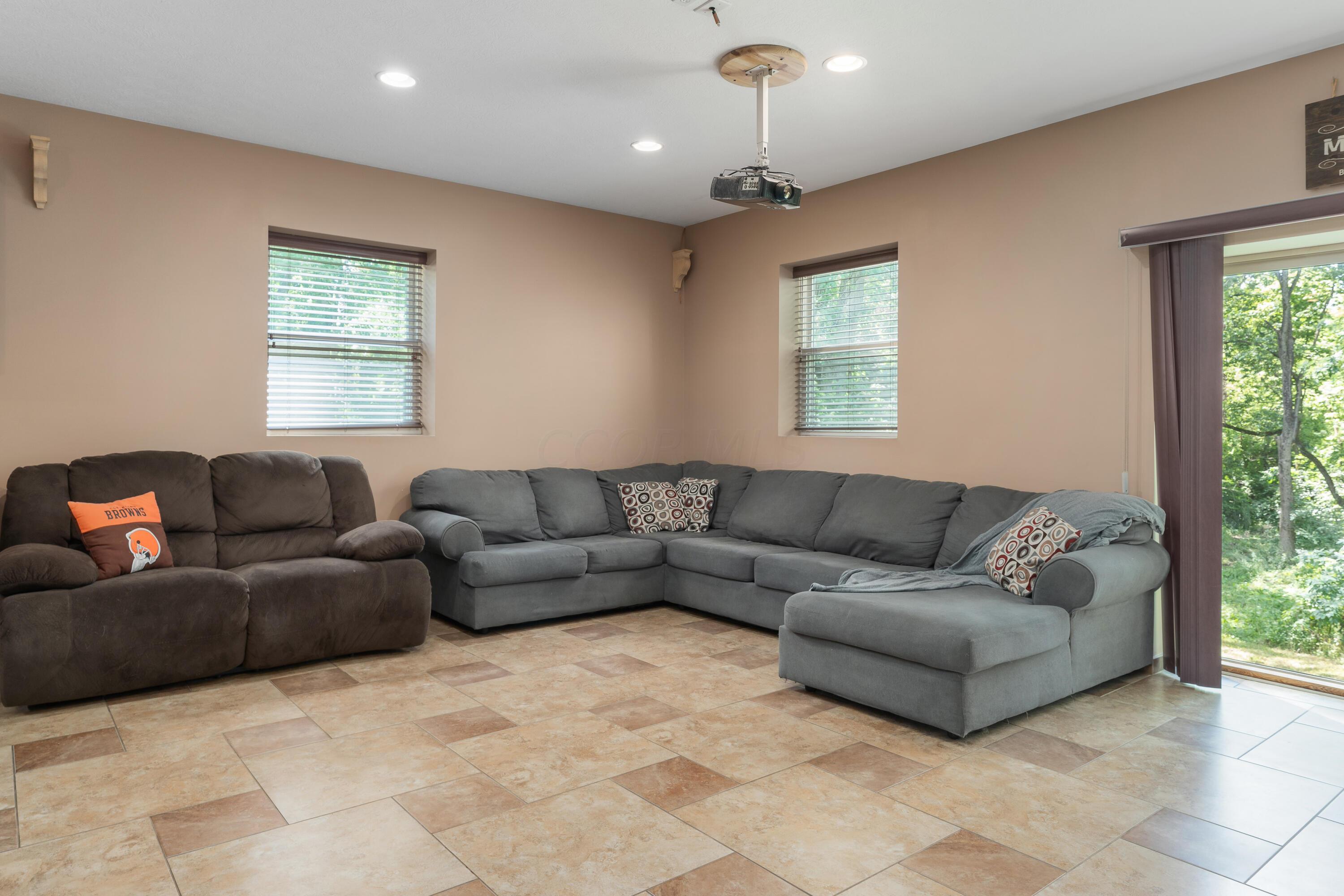 1691 Dyer Road Grove City, OH 43123 - Photo 74 of 108 Large living room