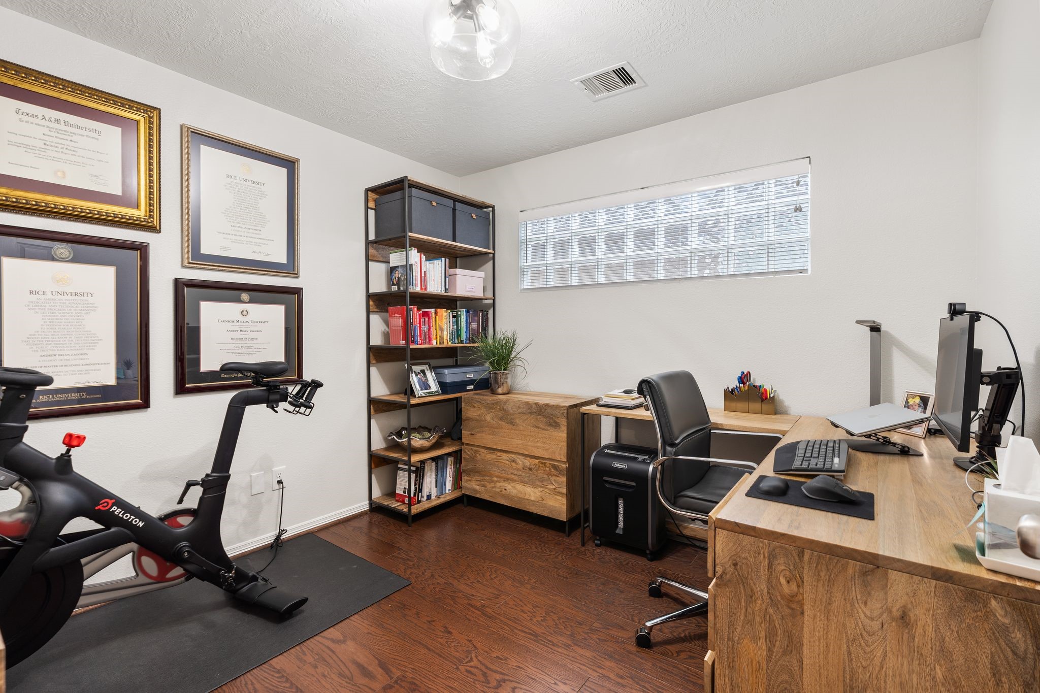834 West 18th Street, Unit B Houston, TX 77008 - Photo 21 of 24 Private office. May also be used as a 4th bedroom if needed!