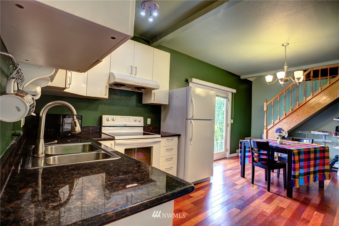 1712 Northeast 24th Street Renton, WA 98056 - Photo 4 of 11