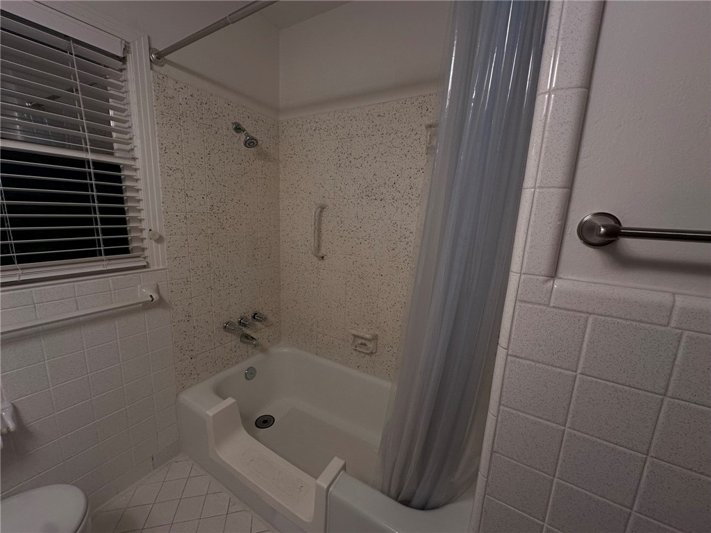 4002 Lowman Street Corpus Christi, TX 78411 - Photo 11 of 18 a bathroom with a bathtub