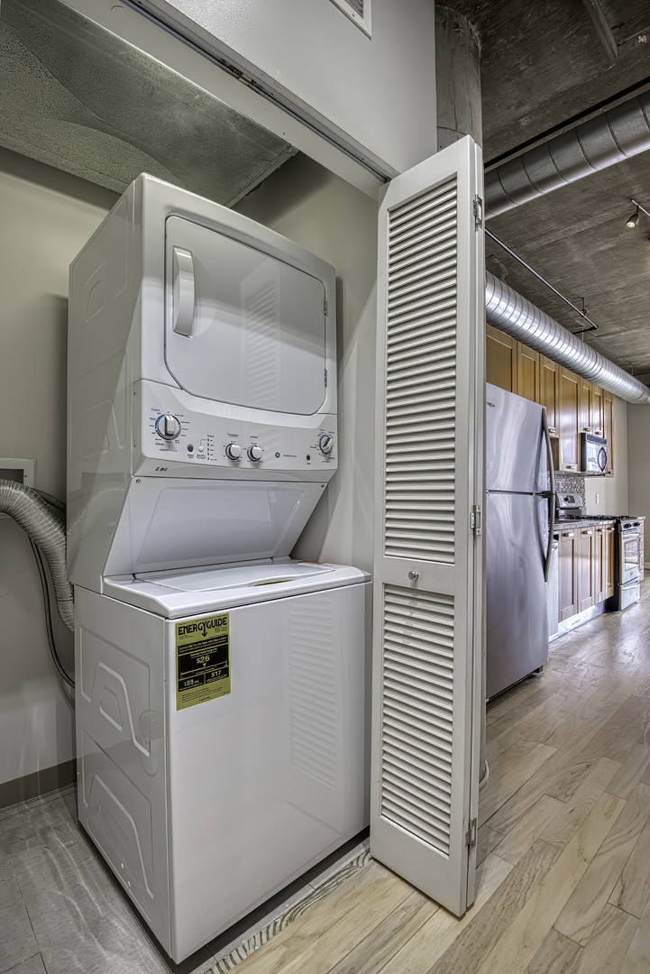 111 South Morgan Street, Unit 518 Chicago, IL 60607 - Photo 16 of 18 a utility room with dryer and washer