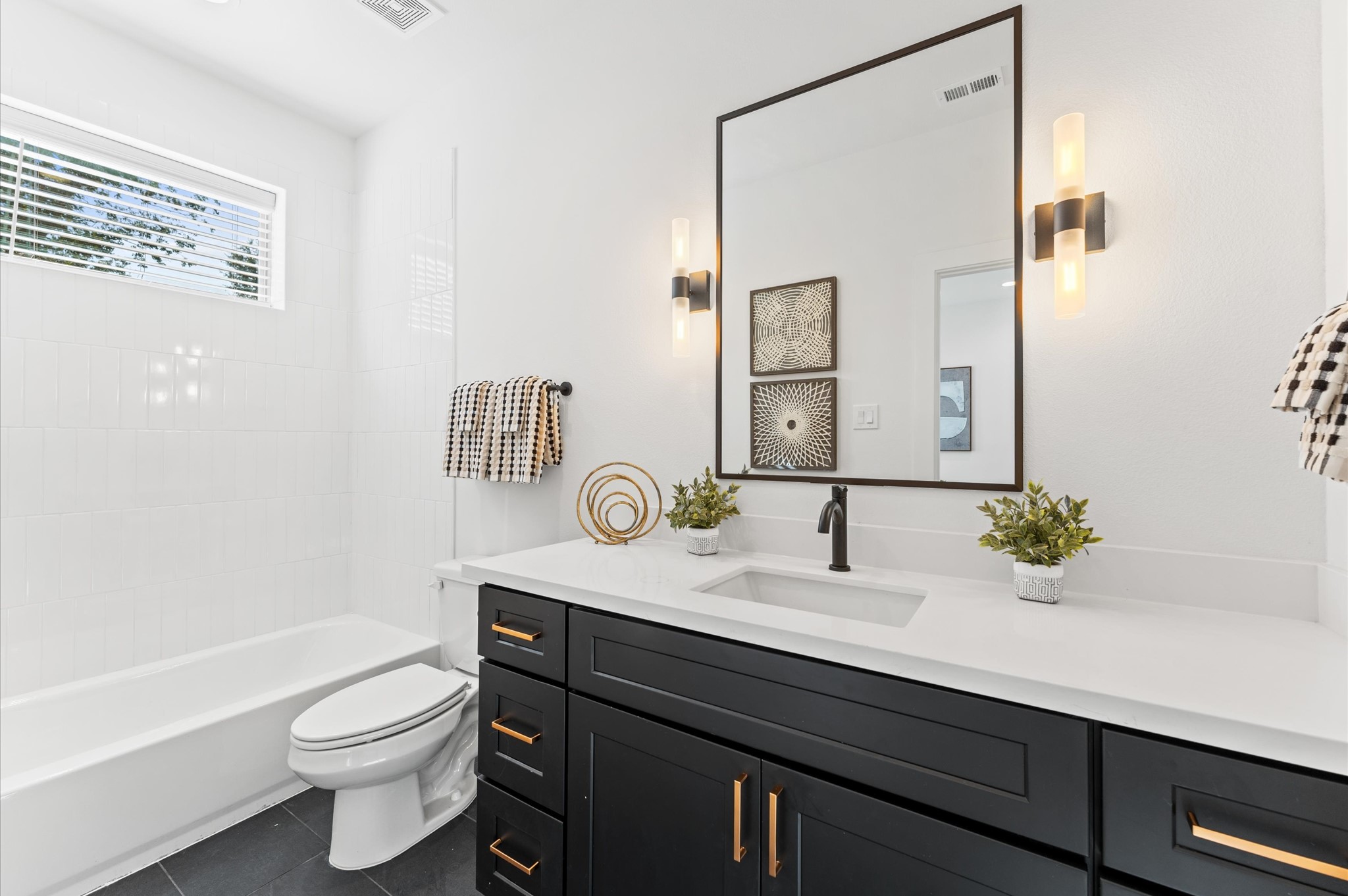 7809 Amelia Road, Unit B Houston, TX 77055 - Photo 34 of 34 Secondary full en-suite bath. Photos are from a previous NJA Homes development. Floor plan, finishes & specifications may vary.