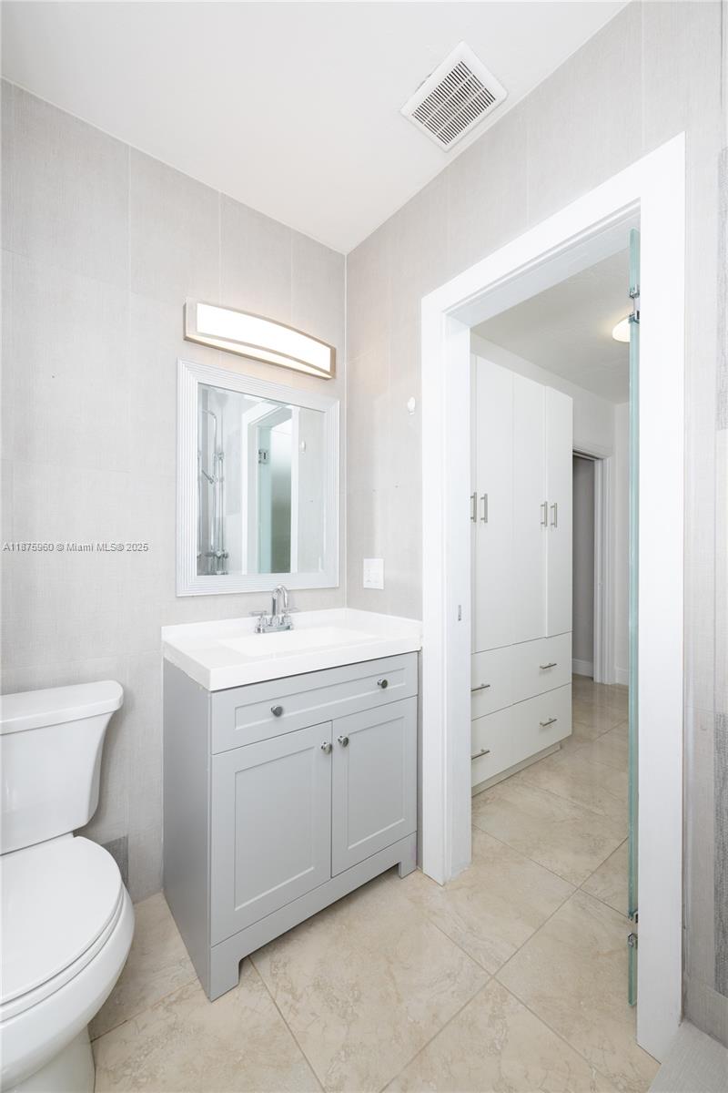 3220 North Surf Road, Unit 1 Hollywood, FL 33019 - Photo 14 of 28 2nd Full Bathroom/w Shower