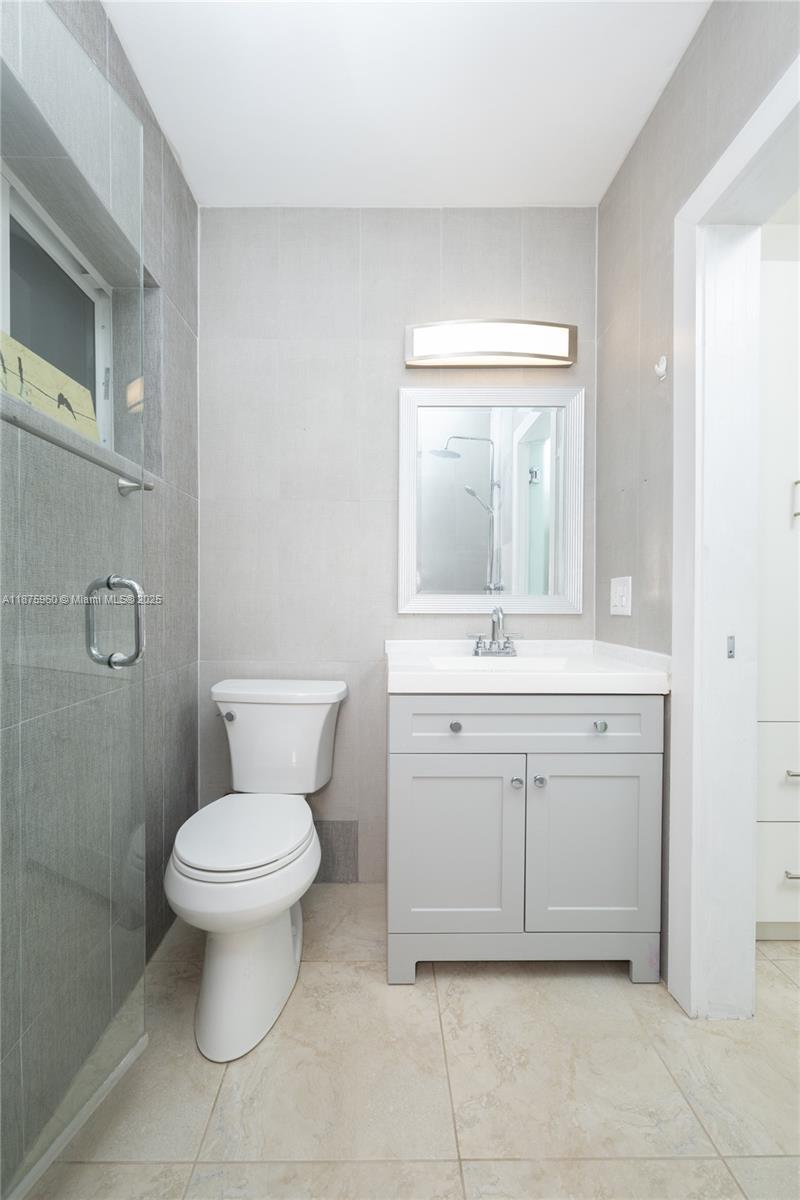 3220 North Surf Road, Unit 1 Hollywood, FL 33019 - Photo 16 of 28 2nd Full Bathroom
