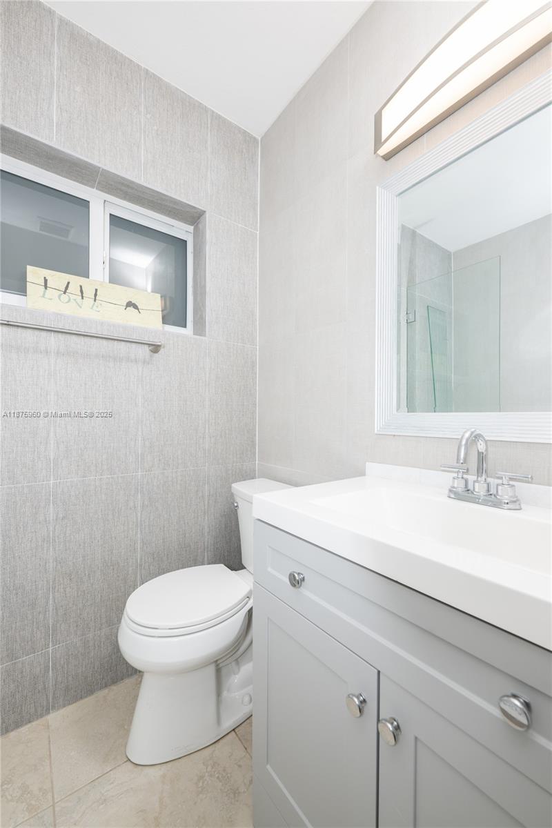 3220 North Surf Road, Unit 1 Hollywood, FL 33019 - Photo 17 of 28 2nd Full Bathroom