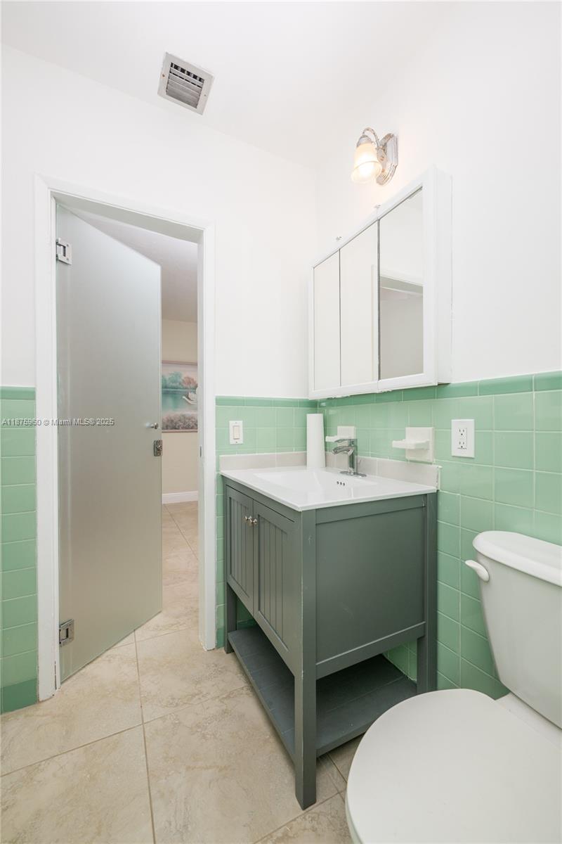 3220 North Surf Road, Unit 1 Hollywood, FL 33019 - Photo 24 of 28 Master Bathroom