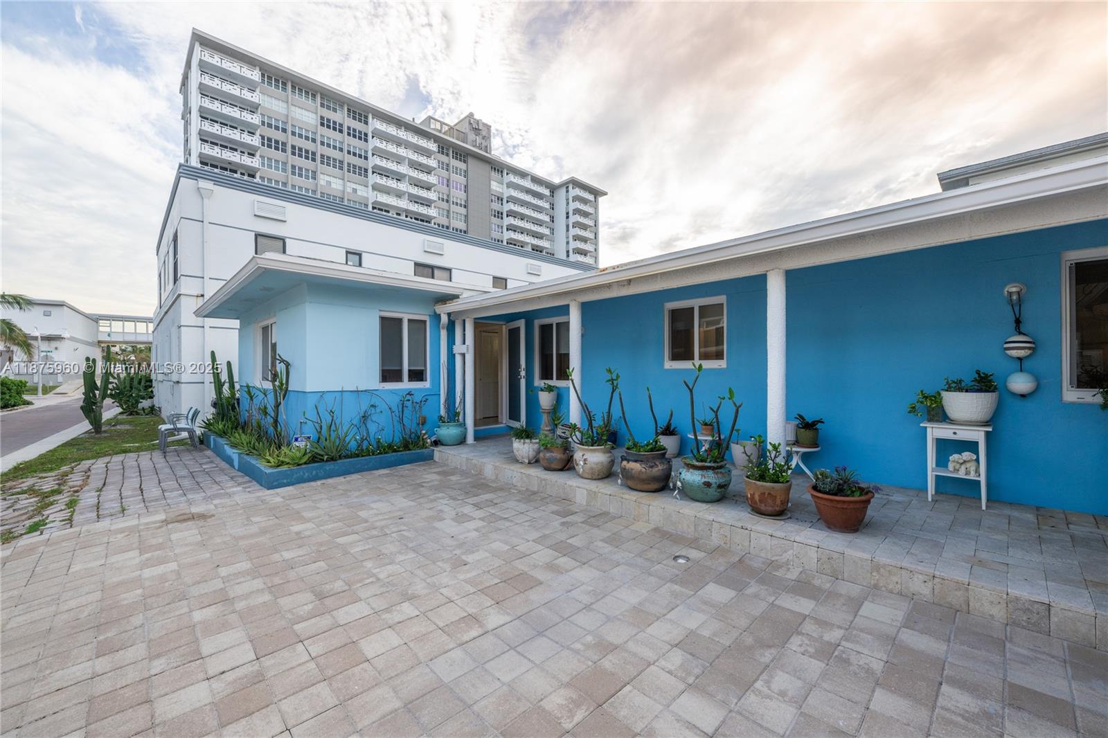 3220 North Surf Road, Unit 1 Hollywood, FL 33019 - Photo 5 of 28 Entrance