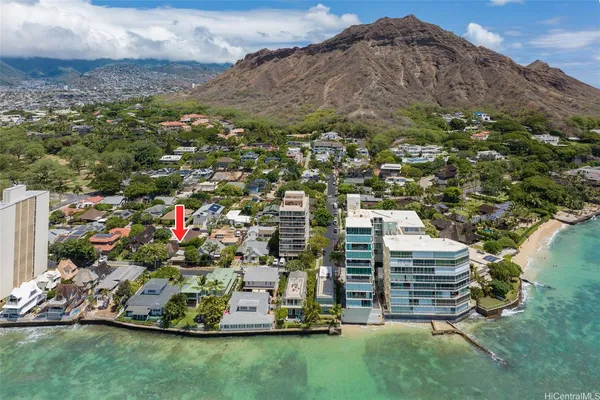 a view of a back yard
