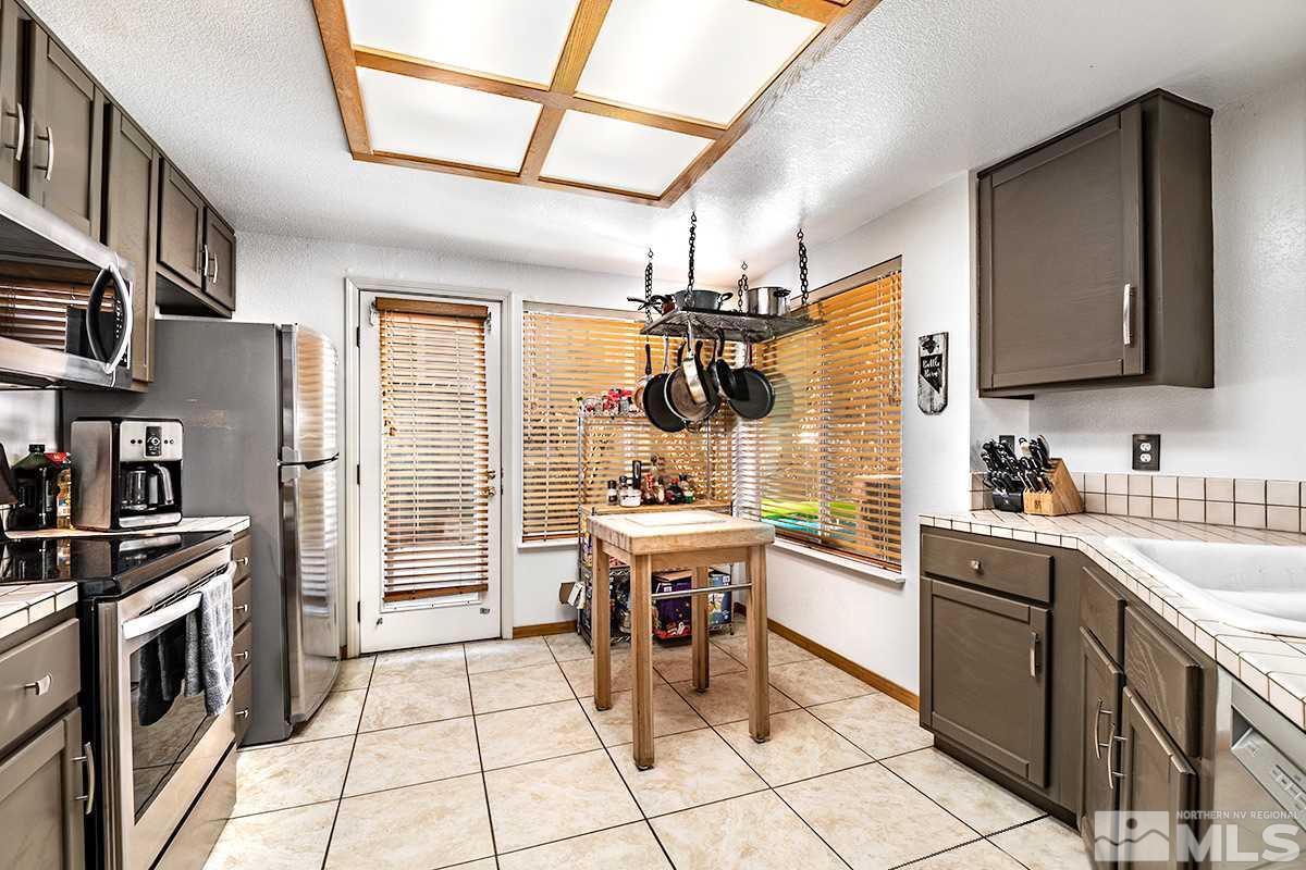 2805 Alpine Creek Road Reno, NV 89519 - Photo 6 of 21 a kitchen with a sink stove and cabinets