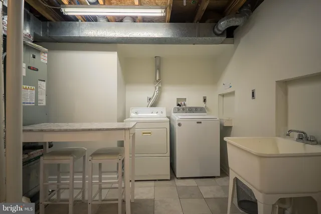 a view of a house with backyard and deck