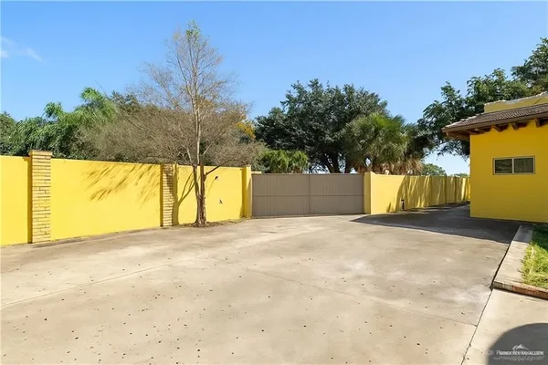 a view of back yard and basketball court