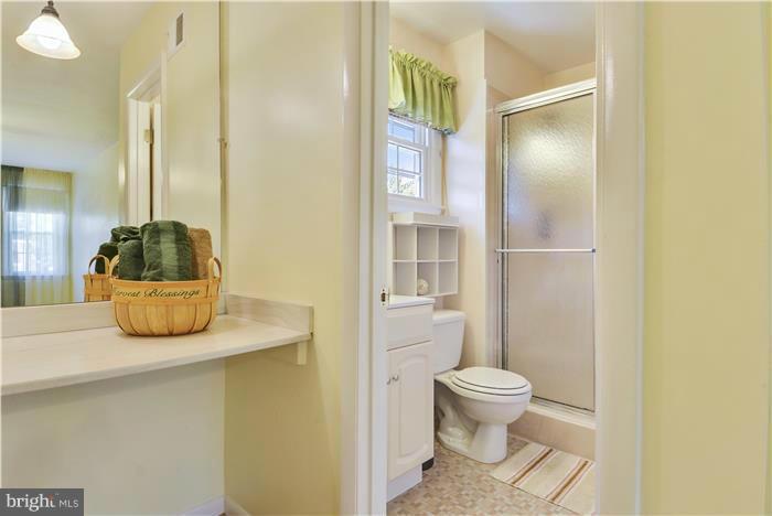 1601 Hopefield Road Silver Spring, MD 20905 - Photo 12 of 30 Bath (Master)