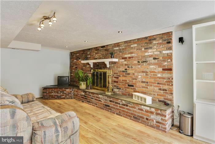 1601 Hopefield Road Silver Spring, MD 20905 - Photo 23 of 30 Family Room