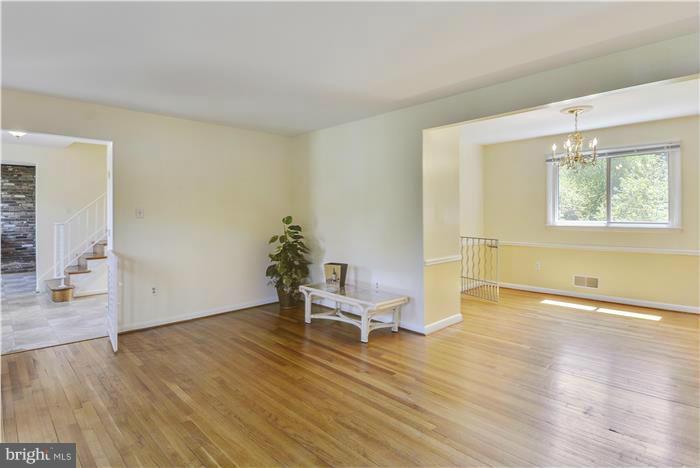 1601 Hopefield Road Silver Spring, MD 20905 - Photo 7 of 30 Living Room