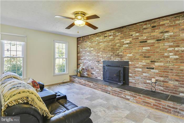 1601 Hopefield Road Silver Spring, MD 20905 - Photo 10 of 30 Family Room
