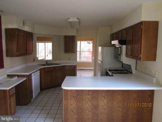 43544 Blacksmith Square Ashburn, VA 20147 - Photo 3 of 7 Kitchen