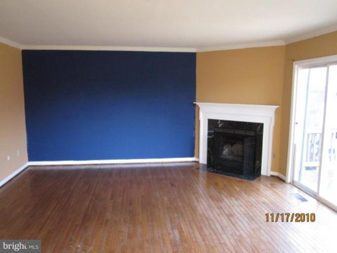 43544 Blacksmith Square Ashburn, VA 20147 - Photo 5 of 7 Living Room