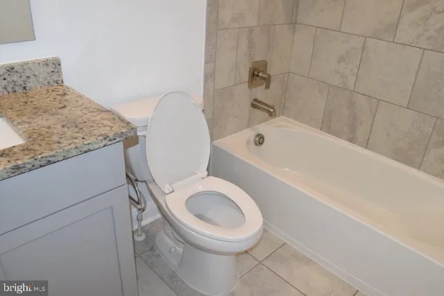 a view of empty room with window