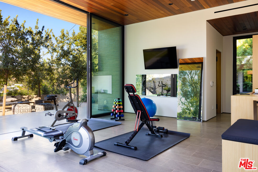 9705 Oak Pass Road Beverly Hills, CA 90210 - Photo 14 of 17