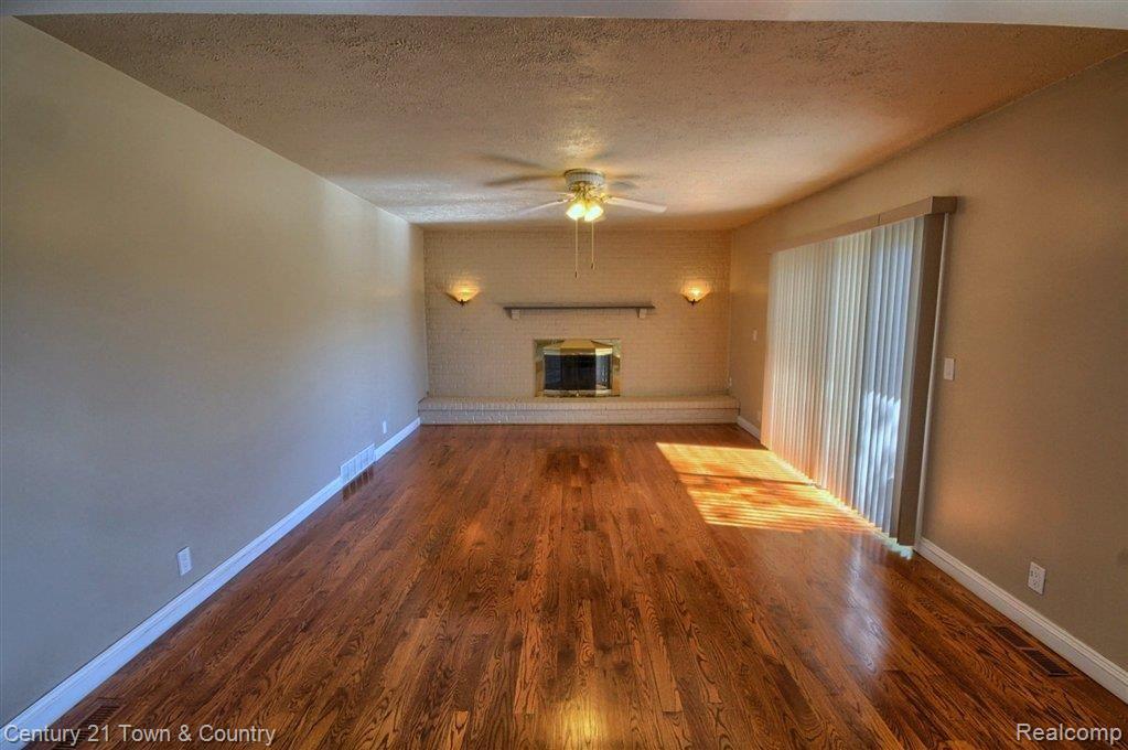 14490 Clinton River Road Sterling Heights, MI 48313 - Photo 11 of 30 Family Room.jpg