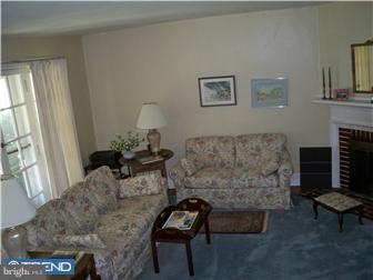 6424 Morris Park Road Philadelphia, PA 19151 - Photo 2 of 11 Living Room