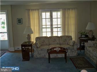 6424 Morris Park Road Philadelphia, PA 19151 - Photo 3 of 11 Living Room