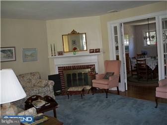 6424 Morris Park Road Philadelphia, PA 19151 - Photo 4 of 11 Living Room