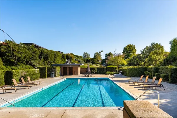a view of a yard in front of house
