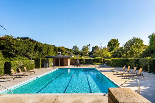 a view of a yard in front of house