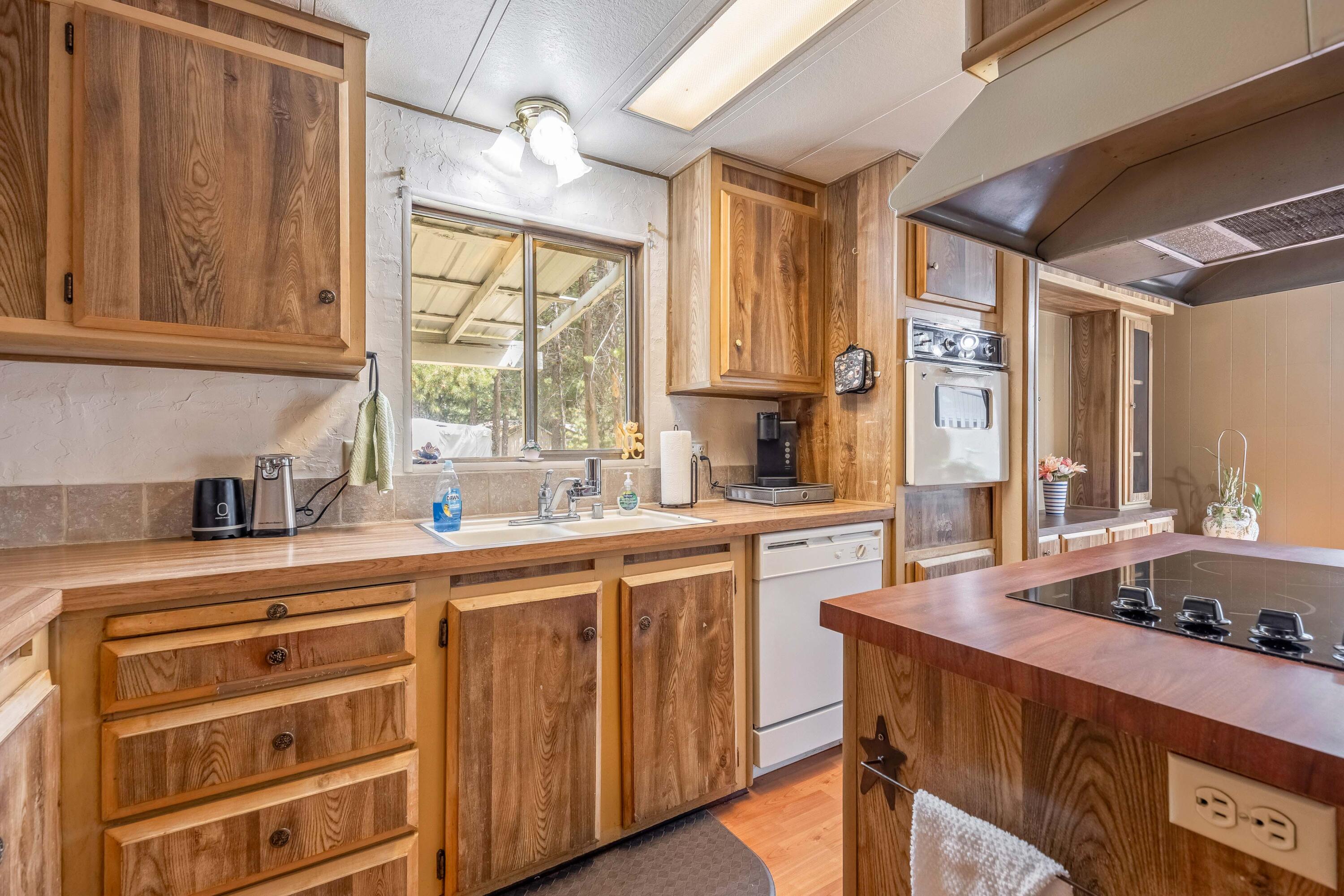 52851 Wayside Loop La Pine, OR 97739 - Photo 6 of 31 Kitchen