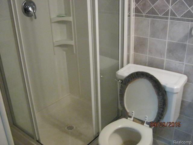 18225 Lexington Redford, MI 48240 - Photo 13 of 15 bath 2.jpg