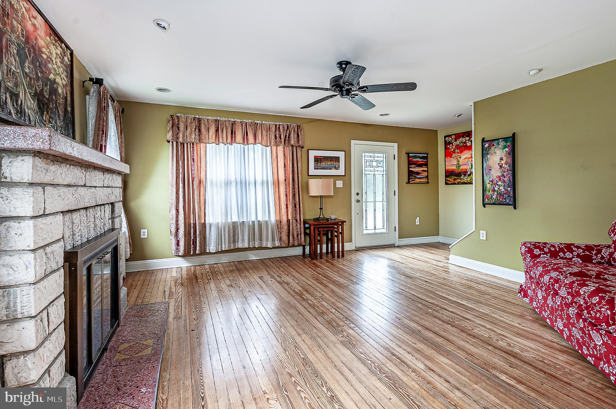 201 Lehigh Road South Glassboro, NJ 08028 - Photo 10 of 32 Living Room
