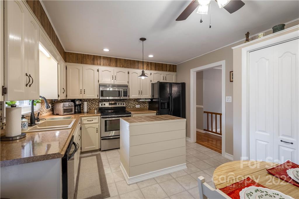806 Summers Road Valdese, NC 28690 - Photo 3 of 23 Gallery Image 3